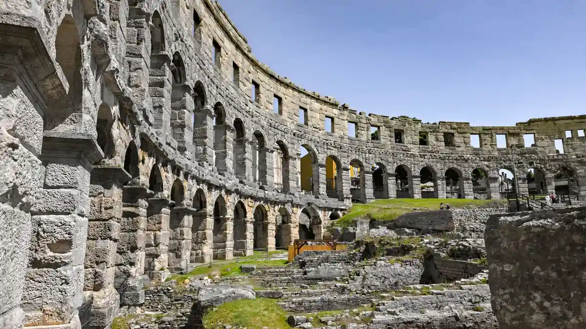 Activités pour enfants à Nîmes : Arènes romaines, Musée de la Romanité, Jardins de la Fontaine et Musée Haribo — par âge et budget, tarifs 2026