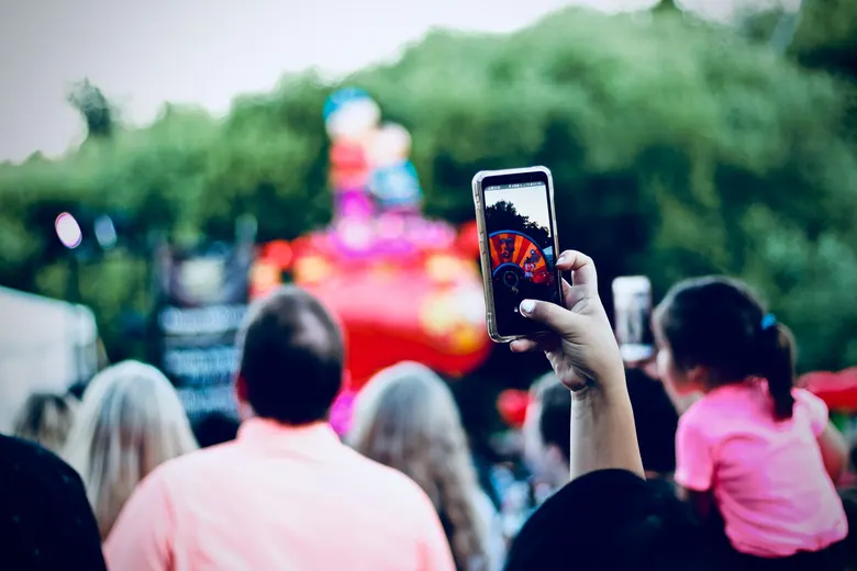 Application événement autour de moi : laquelle choisir en 2026 ? Comparatif de 7 apps, de la géolocalisation à la personnalisation famille