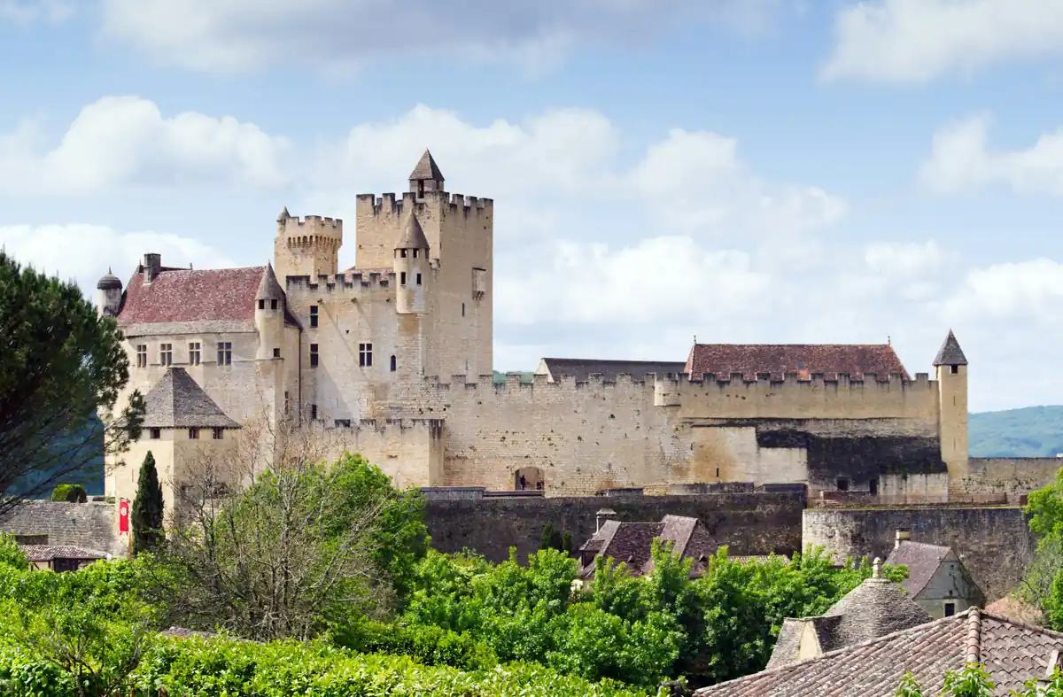 Quels châteaux visiter en famille autour d’Aix-en-Provence : 5 adresses, 3 ouvertes