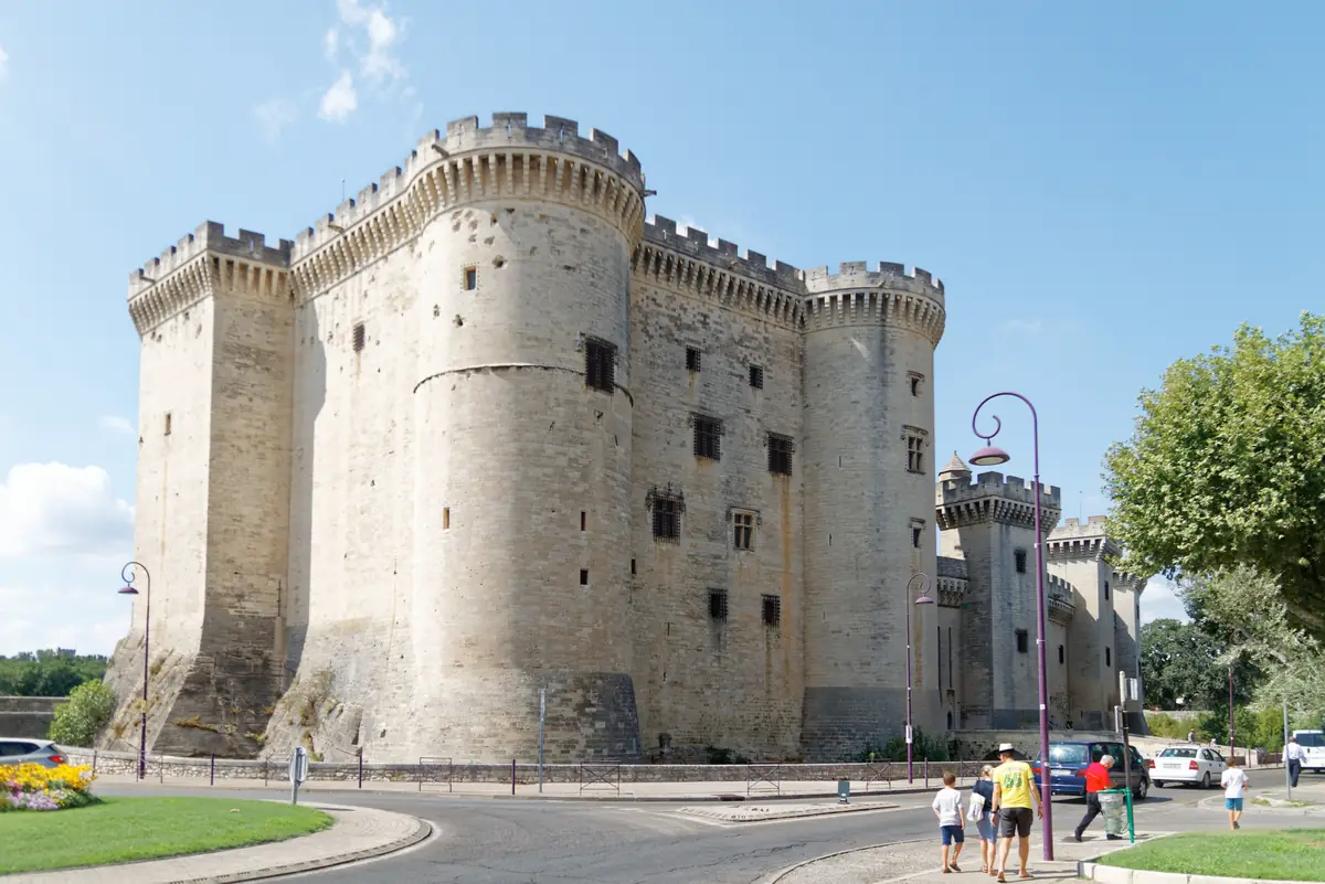 Châteaux en famille autour d'Avignon : trois âges de gratuité, de 7 à 18 ans