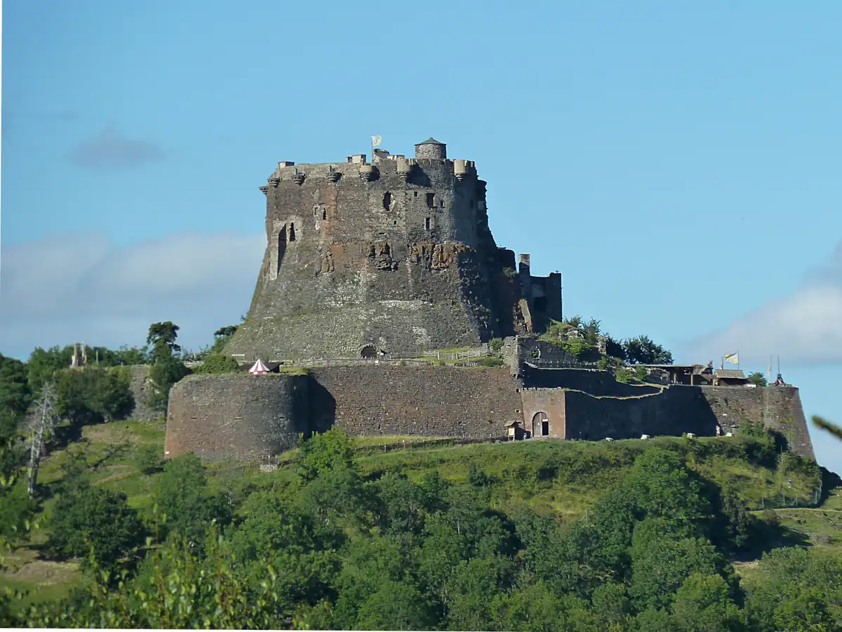 Quels châteaux visiter en famille autour de Clermont-Ferrand : 3 ouverts en septembre