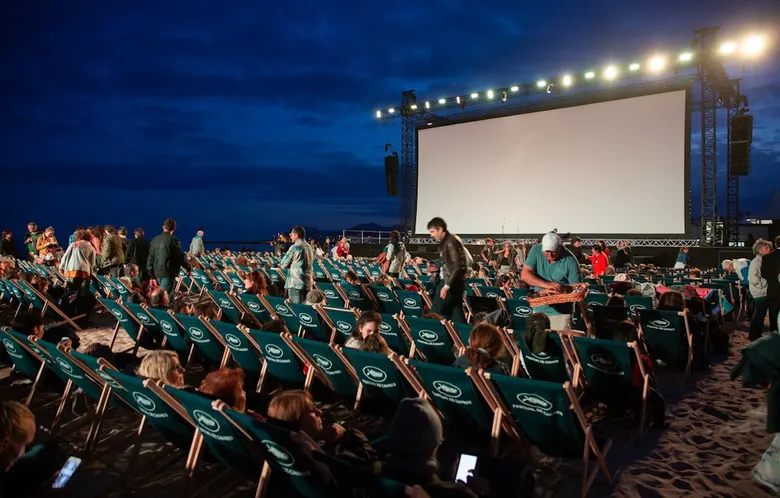Cinéma en plein air à Annecy été 2026 : séances gratuites du 26 juin au 29 août dans les quartiers, à la tombée de la nuit
