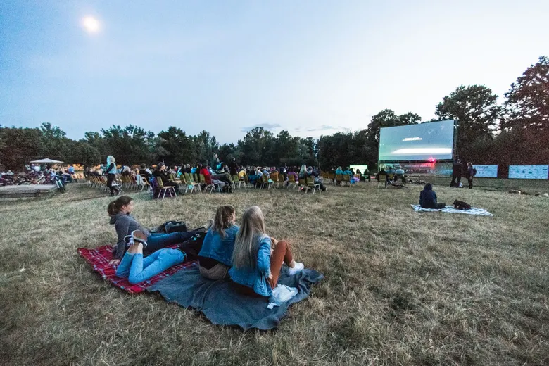 Cinéma en plein air à Paris été 2026 : La Villette (22 juillet–16 août, gratuit), Louvre Paradiso Cour Carrée (1–4 juillet), Ciné-Voisins et le programme complet
