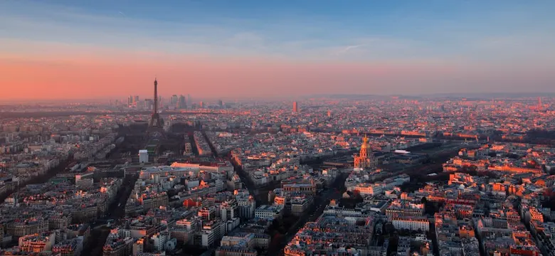 Cinéma en plein air sur les toits et dans les lieux insolites de Paris, été 2026 : du Moulin Rouge aux Arènes de Lutèce