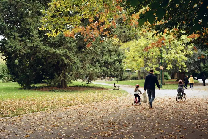 Idées de sorties en famille à Rennes : Parc du Thabor, Écomusée de la Bintinais, Espace des sciences et excursions Brocéliande — guide 2026 par âge