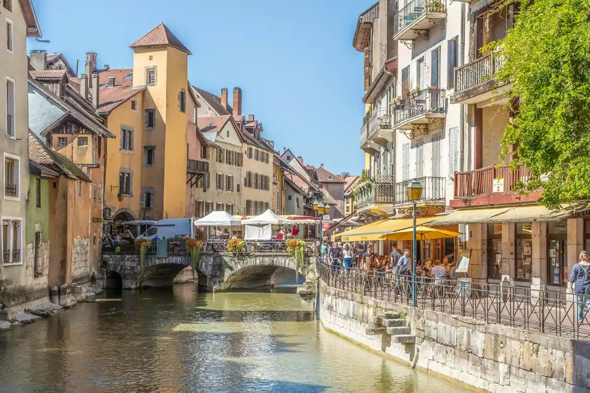 Sorties en famille à Annecy, week-end des 25–26 juillet 2026 : plages gratuites du lac, croisière, Gorges du Fier et musée-château