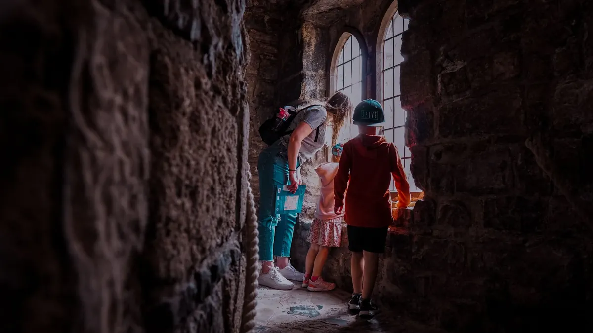 Idées de sorties en famille dans la Mayenne : trois musées à 4 € et les grottes de Saulges