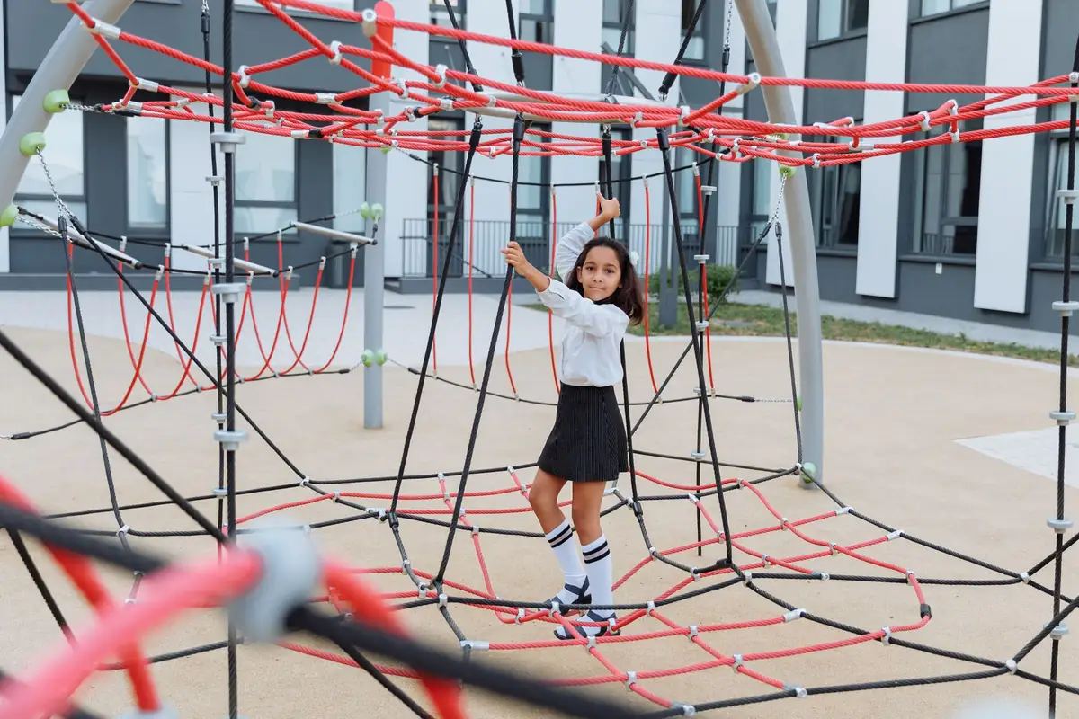 Parcs et aires de jeux à Perpignan : la pyramide du parc Maillol et la balançoire de 50 m
