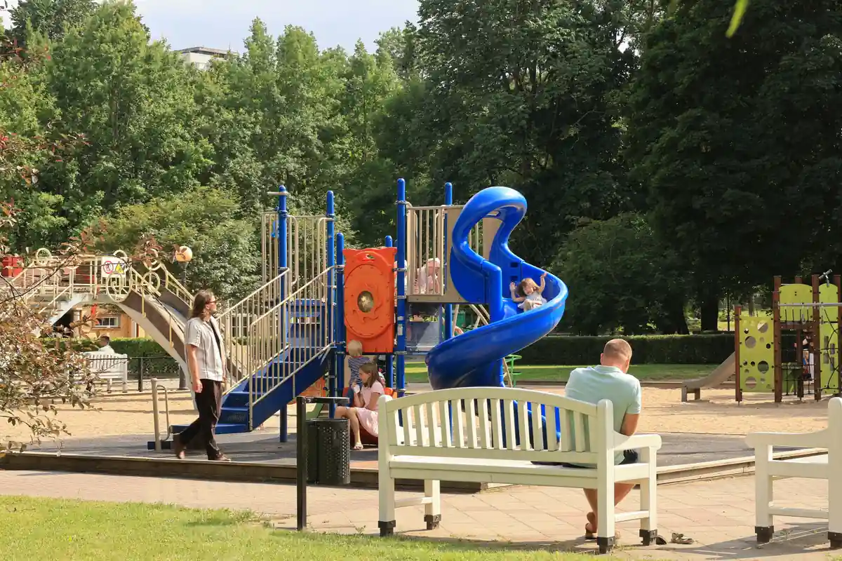 Parc et aire de jeux à Tourcoing : 33 jeux en espace public, âge indiqué sur 4 fiches