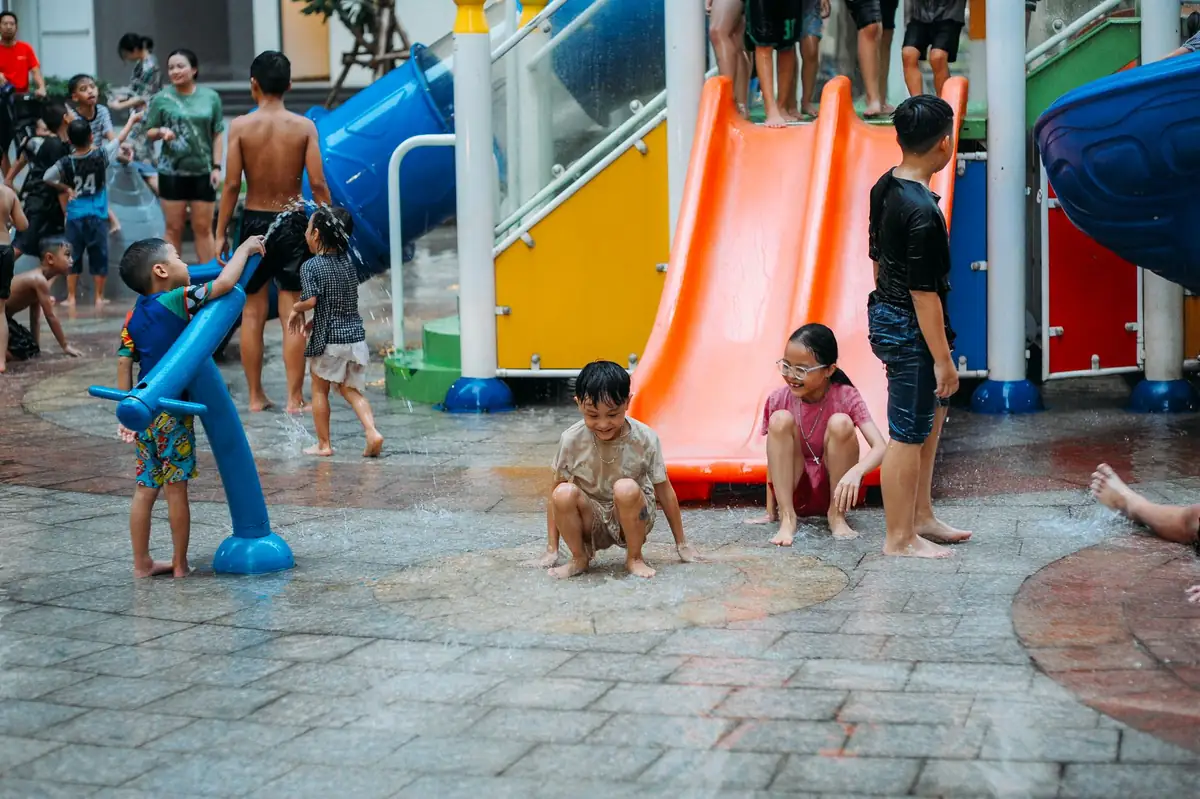 Que faire à Villeurbanne en famille : piscine 4 € avant 14 ans, médiathèques gratuites