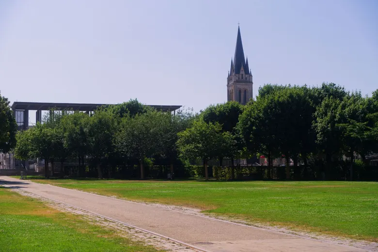 Sortie avec bébé à Toulouse : Jardin des Plantes gratuit, Muséum, Quai des Petits et Halle de la Machine — guide pratique 0–3 ans par âge