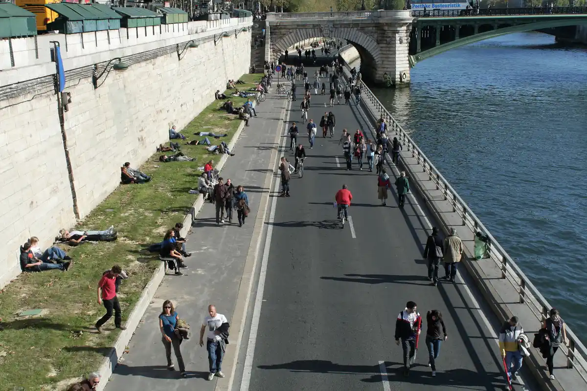 Sortie gratuite en famille à Paris : les rues rendues aux piétons et 57 bibliothèques