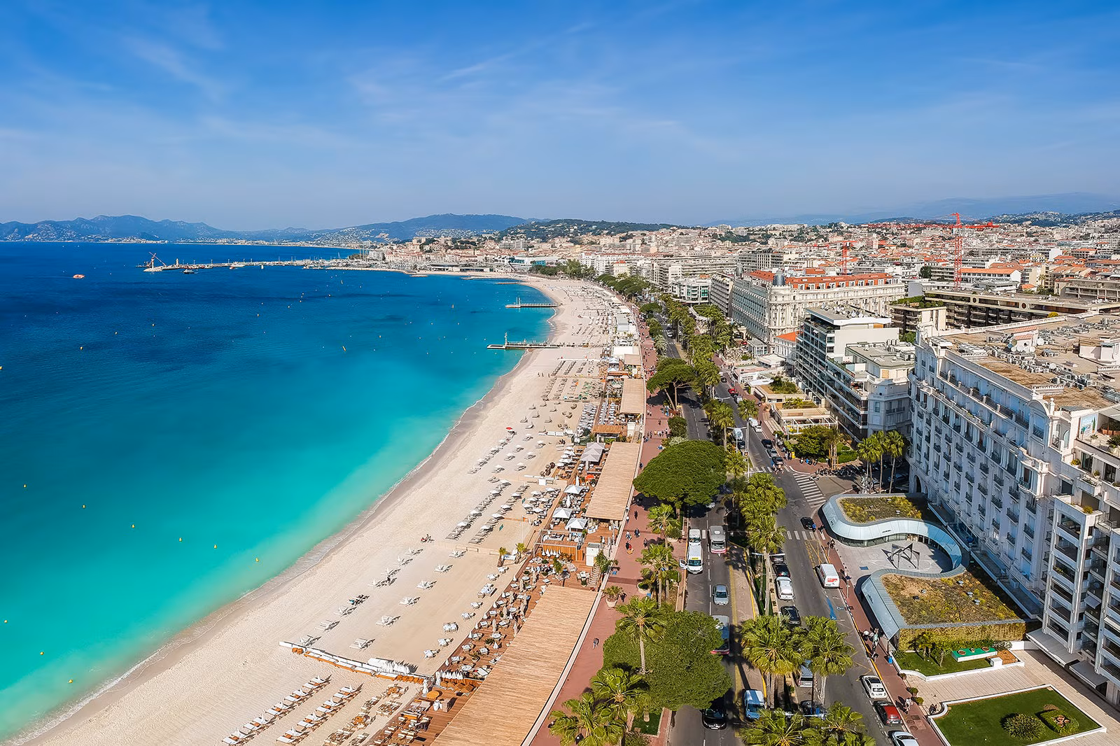 La Croisette de Cannes — vue depuis la baie avec plage, promenade et hôtels